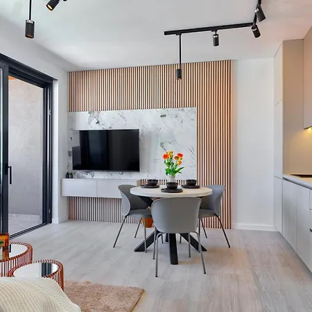 & Me With Garage Parking *