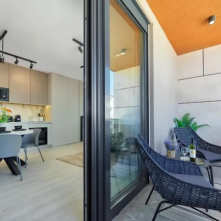 & Me With Garage Parking アパート プーラ