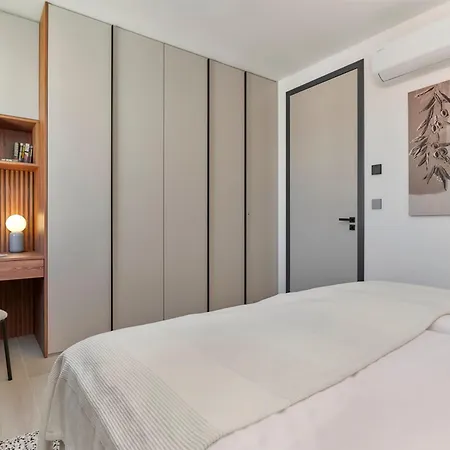 & Me With Garage Parking プーラ