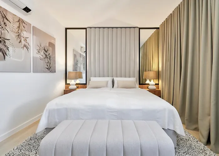 & Me With Garage Parking Póla