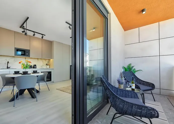 & Me With Garage Parking Apartman Póla