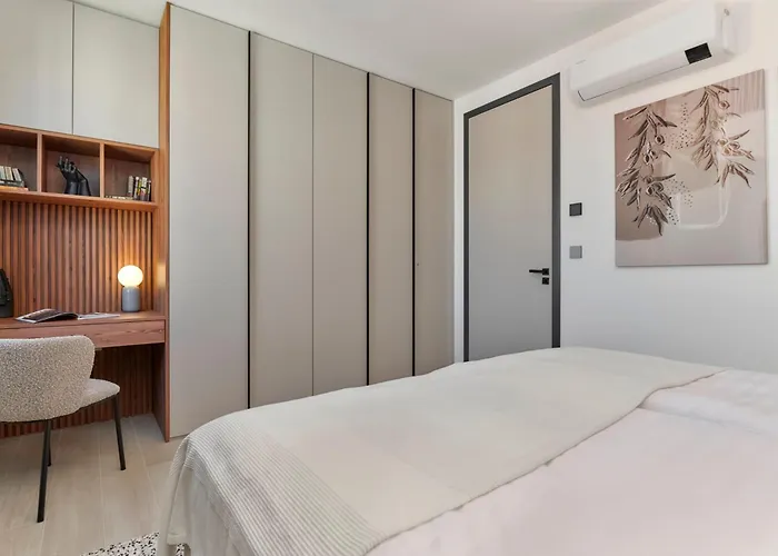 & Me With Garage Parking Póla