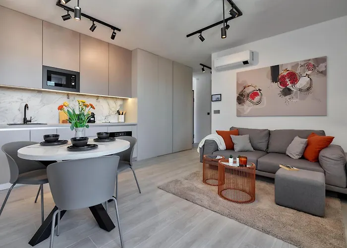 & Me With Garage Parking *